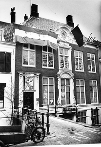 351612 Gezicht op het kraakpand De Truttige Tuijl (Kromme Nieuwegracht 43) te Utrecht.